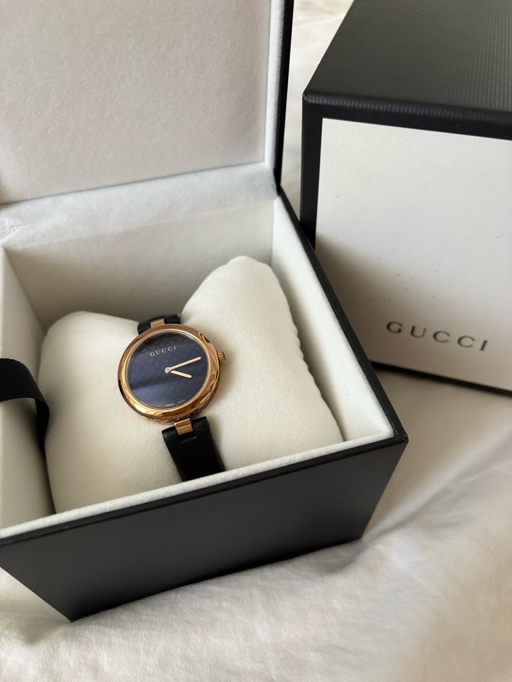 The Gucci
Diamantissima
Swiss-made women's dress
watch
